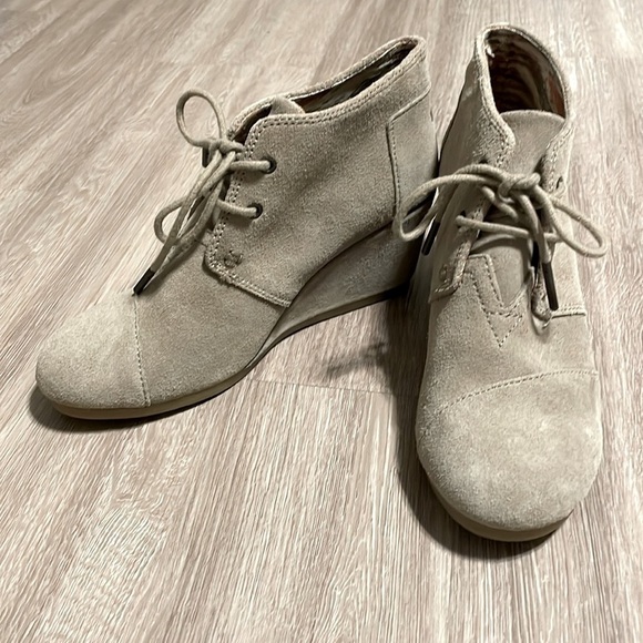 Tom’s Women’s Wedge Ankle Booties Size 6.5 Desert Sands Tan Suede Lace Up - Picture 8 of 13